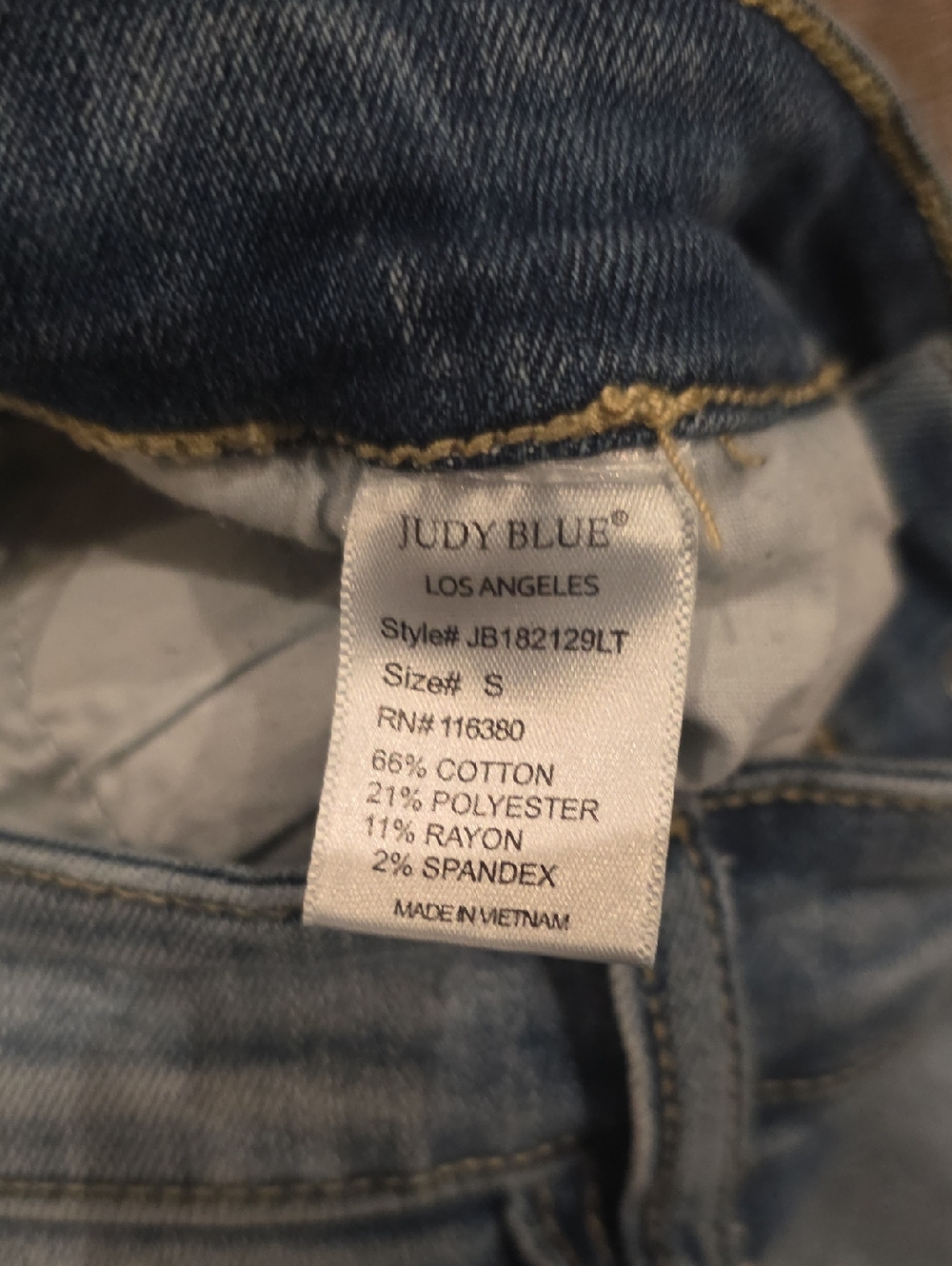 Judy Blue Distressed Bermuda Short Size Small - Picture 3 of 4